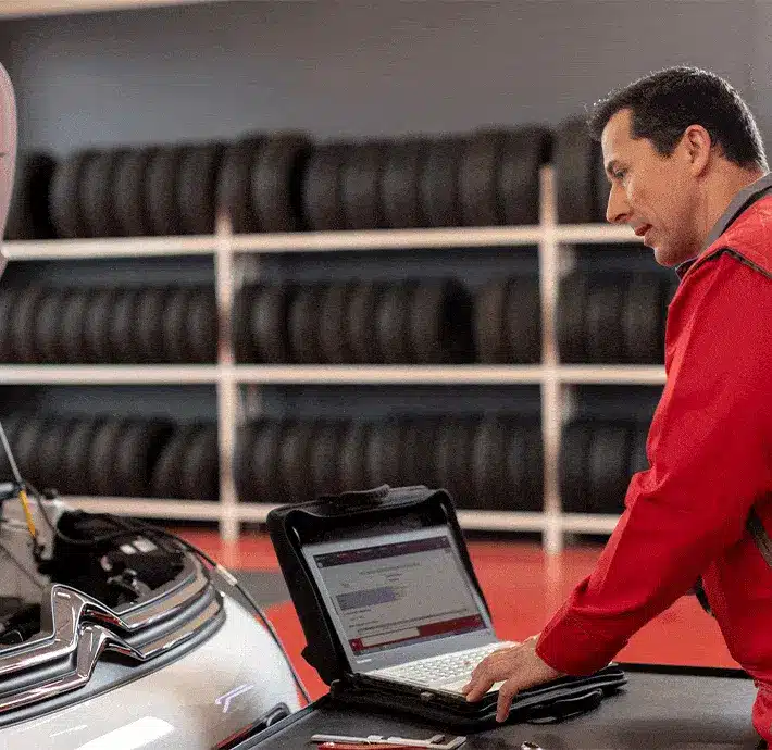 technicien citroen valence qui effectue un diagnostic sur citroen c3 aircross avec son outil de diagnostic